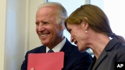 El vicepresidente Joe Biden, aquí junto a la embajadora Samantha Power, podría decidir entrar a la contienda presidencial a fines del verano.