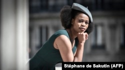 La soprano sud-africaine Pretty Yende pose lors d'une séance photo à l'Opéra Garnier le 10 septembre 2019 à Paris. 