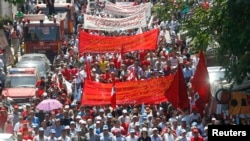 Nan Liban, militan ap flote drapo nan yon manifestasyon ki make Jounen Entènasyonal Travay la nan lari vil Bewout -Foto premye me 2013.