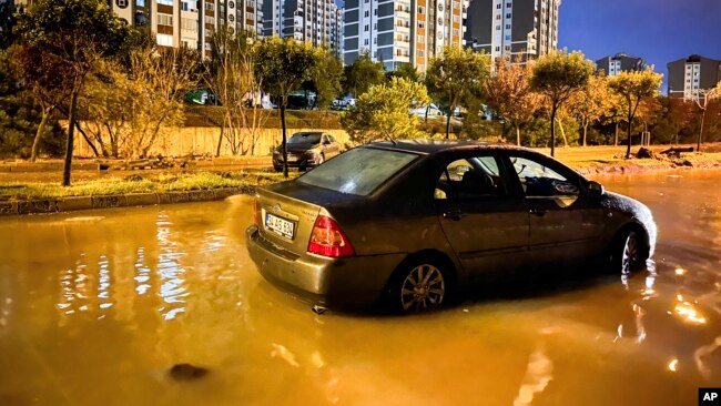 İstanbul'un bazı ilçelerinde yoğun yağış nedeniyle sel meydana geldi