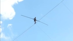 法国35米高空走钢丝表演
