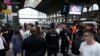 ARCHIVO - Los viajeros esperan mientras la policía patrulla dentro de la estación de tren Gare du Nord en los Juegos Olímpicos el 26 de julio de 2024, en París, Francia, luego de que el tráfico ferroviario de alta velocidad se vio afectado por "acciones criminales" y sabotaje.