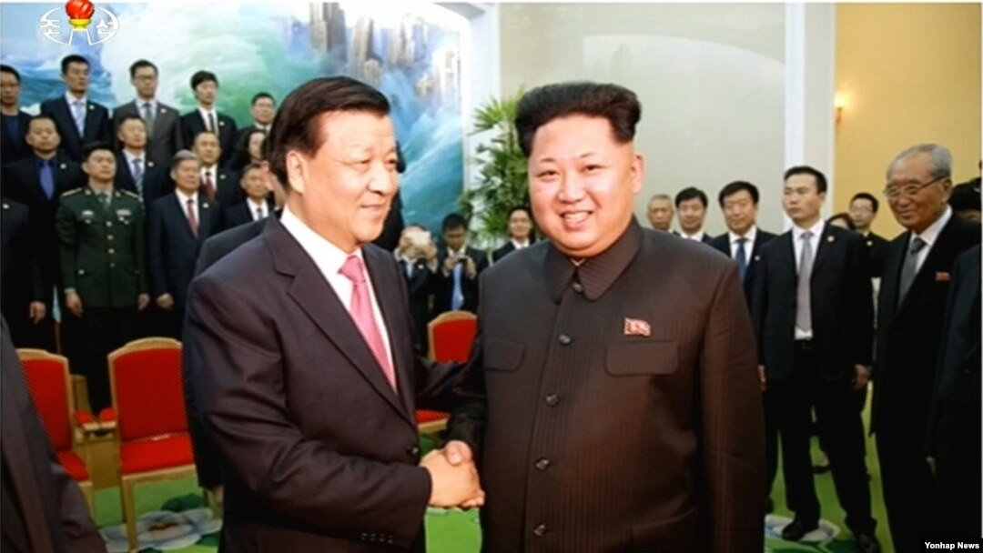 김정은 북한 국방위원회 제1위원장이 북한을 방문한 중국 권력서열 5위 류윈산(劉雲山) 중국공산당 중앙정치국 상무위원과 9일 회동했다고 조선중앙TV가 10일 보도했다. 사진은 회동에 이은 기념사진 촬영이 끝나고 김정은 제1위원장과 류윈산 상무위원이 환하게 웃으며 악수를 나누는 모습.