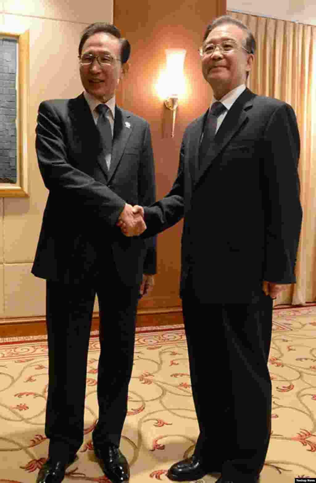 19일 캄보디아 프놈펜에서 열린 한.중 정상회담. 악수하는 이명박 대통령과 중국 원자바오 총리(오른쪽).