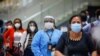 Viajeros con mascarillas protectoras durante la reapertura del Aeropuerto Internacional Mons. Oscar Arnulfo Romero de El Salvador el 19 de septiembre de 2020.