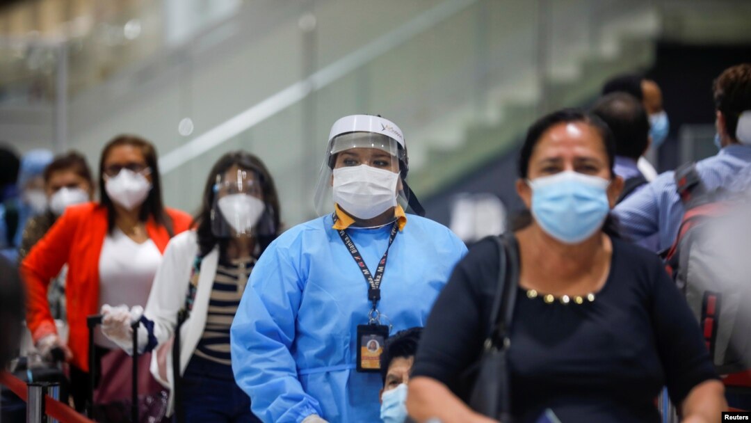 Viajeros con mascarillas protectoras durante la reapertura del Aeropuerto Internacional Mons. Oscar Arnulfo Romero de El Salvador el 19 de septiembre de 2020.