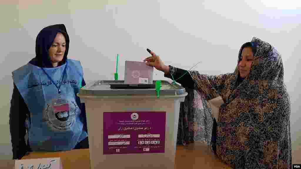 د انتخاباتو د خپلواک کمیسیون مقاماتو مسؤلینو ویلي چې هڅه کیږي تر یوې میاشتې پورې د رایو شمیرنه وشي