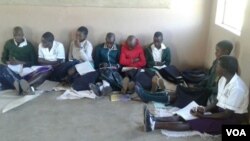 Abantwana abafunda esikolo seZilalongwe.