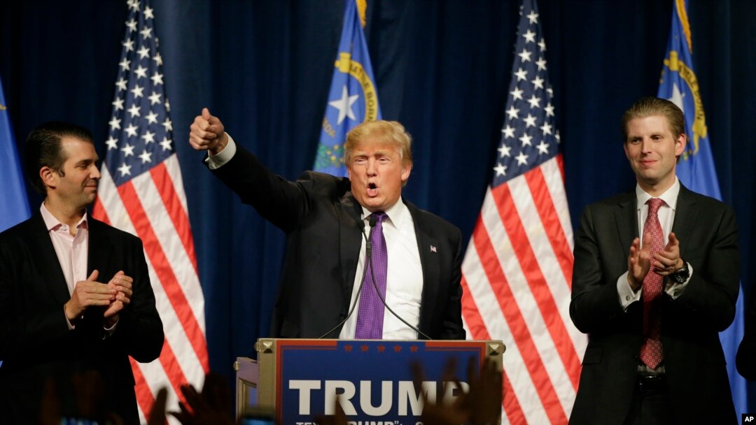 Kandidat capres AS Donald Trump didampingi kedua putranya Donald Trump Jr. (kiri) dan Eric dalam kampanye di Las Vegas menjelang kaukus tanggal 23 Februari 2016 yang lalu (Foto: dok). 