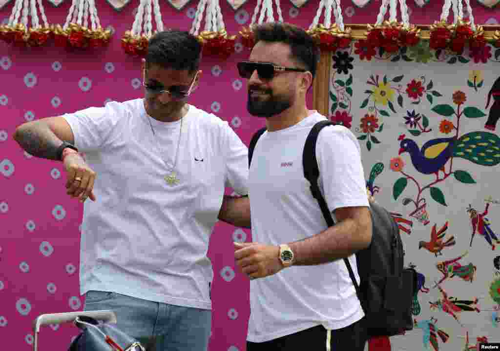 د هند تر ټولو شتمن کس، مکیش امباني د خپل زوی اننت امباني د واده مراسمو ته د ګڼو سترو شرکتونو د رئیسانو، سیاستوالو، مشهور سندرغاړو او فلمي ستورو ترڅنګ، د افغانستان د کرکټ ستوری راشد خان ارمان هم بللی و &nbsp;