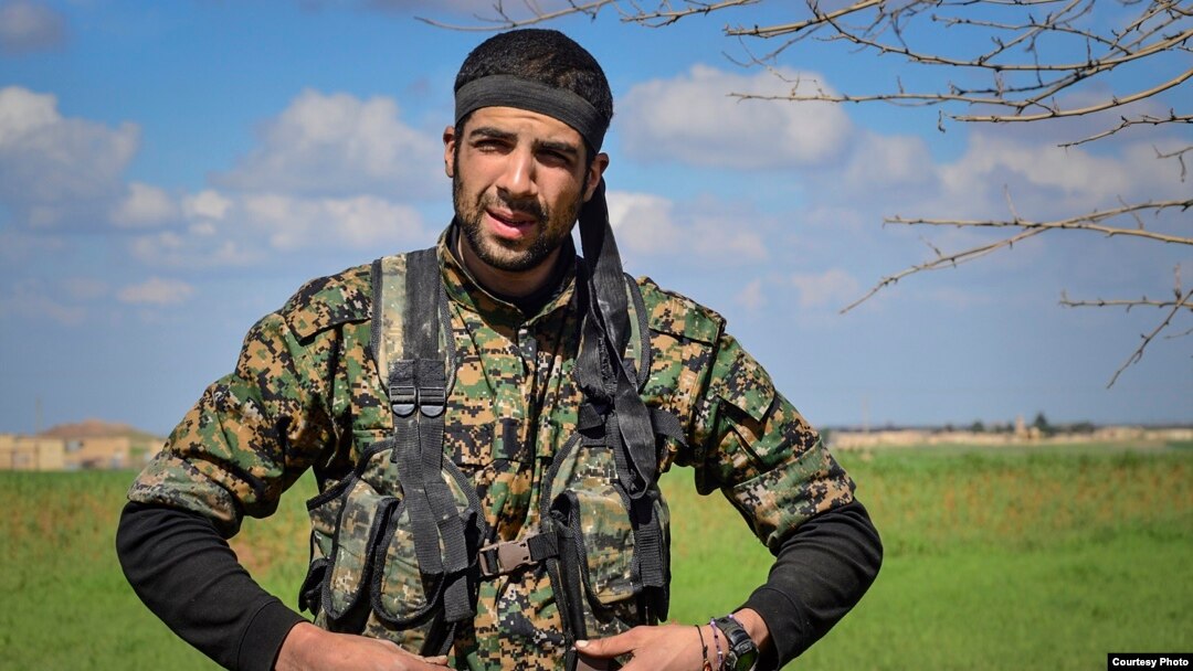 Amerikalik ko'ngilli Uilyam Savij Suriyada kurd askarlari bilan mashqlar paytida