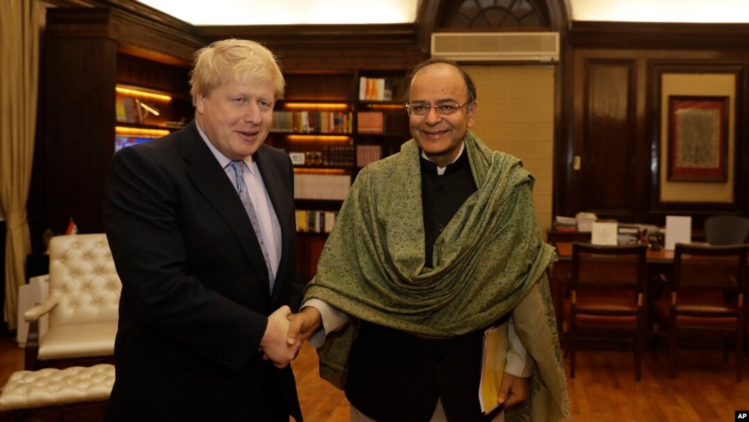 Britanski šef diplomatije Boris Džonson sa indijskim ministrom finansija Arunom Džaitlijem tokom posete Indiji