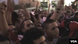 Warga Libya di Martyr Square, Tripoli menyaksikan Tim Sepakbola Nasional mereka bertanding di bawah bendera baru mereka (3/9).