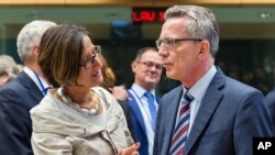 El ministro del Interior alemán, Thomas de Maiziere, y la ministra del Interior austríaca, Johanna Mikl-Leitner, durante la reunión de emergencia en Bruselas, el martes, 22 de septiembre de 2015.