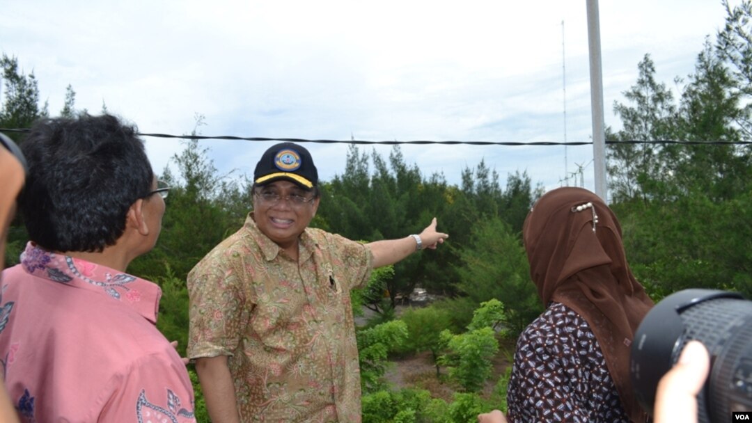 Menko Kemaritiman Indroyono Soesilo (mengenakan topi) meninjau fasilitas PLTH di kawasan pantai Pandansimo, Bantul, Yogyakarta, Jumat (6/2).
