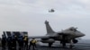 资料照片：在法国耶尔市附近海域，一架阵风战斗机即将从法国戴高乐号航空母舰上起飞。(2020年1月23日)