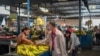 Un hombre compra bananas en el mercado municipal de Chacao, en Caracas, en medio de la pandemia, el 2 de septiembre de 2020.