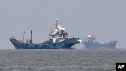 资料照片：2016年6月10日，在韩国国防部提供的这张照片中，中国渔船出现在韩国江华岛周围的公共水域。（美联社照片）