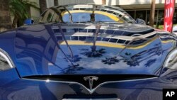 Mobil Tesla Model S dipajang di tengah kota Los Angeles, 24 Oktober 2016. Tesla Motors memecat ratusan karyawan setelah menyelesaikan review tahunan mereka, walaupun produsen mobil listrik ini mencoba meningkatkan produksi untuk memenuhi permintaan sedan Model 3 barunya.