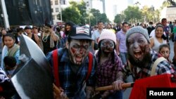 Peserta karnaval Zombie Walk di Mexico City, Meksiko, 4 November 2017.