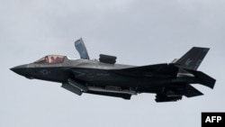 (แฟ้มภาพ) เครื่องบินรบไอพ่น F-35B Lightning II ของนาวิกโยธินสหรัฐฯ บินโชว์ตัวในนิทรรศการการบินที่สิงคโปร์ เมื่อวันที่ 13 ก.พ. 2022 