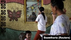 Para ibu menunggu anak-anaknya di sebuah taman kanak-kanak di kawasan Penjaringan, Jakarta. (Foto: REUTERS/Beawiharta)