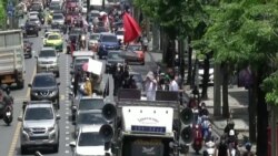 ဘန်ကောက် လူချမ်းသာရပ်ကွက်ထဲ ကားတွေနဲ့လှည့်လည်ဆန္ဒပြ