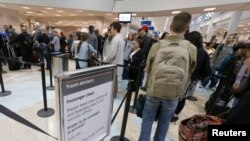 Antrian panjang terlihat di sebuah pintu masuk menuju ruang pemeriksaan, dimana para petugas keamanan memeriksa para penumpang sebelum memasuki terminal keberangkatan di sebuah bandara internasional di Salt Lake CIty, Utah. (Foto: dok). Beberapa bandara teramai di AS mulai terkena dampak pemotongan anggaran yang mulai diberlakukan 1 Maret yang lalu. 