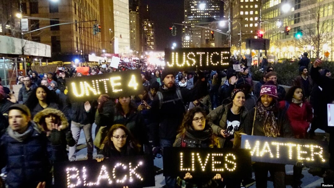 Warga di Lower Manhattan, New York berunjuk rasa menuntut keadilan atas kematian Eric Garner (4/12).