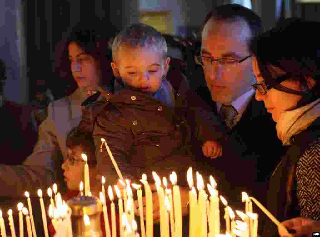 En Albania muchos se apresuraron a la Catedral Ortodoxa de la Resurección de Cristo, para celebrar la Navidad. 