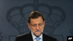 El presidente español Mariano Rajoy habló con la presna en el Palacio de la Moncloa, sede del gobierno, en Madrid, el miércoles 11 de noviembre de 2015. 