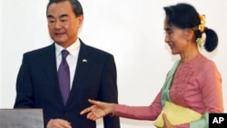 Leader of the National League for Democracy Party (NLD) and Burma's new Foreign Minister Aung San Suu Kyi, right, and Chinese Foreign Minister Wang Yi, joint press conference, Naypyitaw, April 5, 2016.