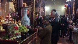 Bộ trưởng Quốc phòng Mỹ dâng hương tại chùa Trấn Quốc