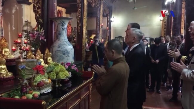 Bộ trưởng Quốc phòng Mỹ dâng hương tại chùa Trấn Quốc