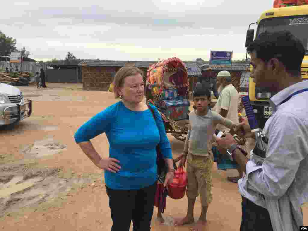Amanda is briefed on conditions for Rohingya migrants at the Kutupalong–Balukhali camp complex.