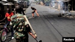 Des militaires de l'armée burundaise déployés dans les rues de Bujumbura, Burundi, le vendredi 15 mai 2015 (Reuters)