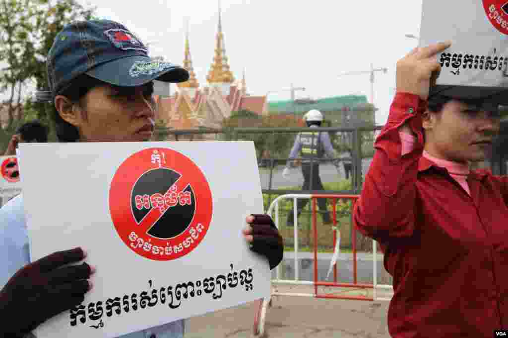 តំណាង​កម្មករ​ប្រមាណ​១០០នាក់​តវ៉ា​កុំឲ្យមាន​ការ​អនុម័ត​ច្បាប់​សហជីព​​នៅ​មុខ​រដ្ឋសភា​ជាតិ​នៅ​ព្រឹកថ្ងៃច័ន្ទនេះនៅ​ពេល​នៅ​ខណៈពេល​តំណាងរាស្រ្ត​មកពី​គណបក្ស​​កាន់​អំណាច​និង​គណបក្ស​ប្រឆាំង​កំពុង​អង្គុយ​នៅ​អង្គប្រជុំ​សភា។ (ឡេង ឡែន/VOA) 