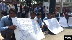 A group of former bus drivers of Capitol Tours Cambodia company​ on Monday, February 8, 2016, held banners showing the demand for justice for Norn Vanna, a former bus driver of Capitol Tours Cambodia company and Ros Siphay, a member of the Cambodian Labor Confederation who were arrested by authorities in Phnom Penh's Prampi Makara district on Saturday, February 6, 2016 and sent the Phnom Penh Municipal Court on Monday, February 8. They both were detained by the court on Monday on charges of “intentional violence, opposing public officials, and obstruction to public traffic.” (Hul Reaksmey/VOA Khmer) 