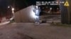 Cette image extraite de la vidéo capturée par une caméra corporelle d'un policier de Chicago montre le moment précédant le tir qui a causé la mort d'Adam Toledo, 13 ans, le 29 mars 2021, à Chicago.