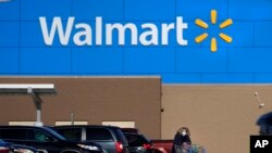 ARCHIVO - Una tienda Walmart en Derry, Nueva Hampshire, el 18 de noviembre de 2020