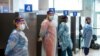 Para petugas kesehatan bersiap melakukan tes COVID-19 terhadap para penumpang yang tiba di Bandara Pearson, Toronto, Kanada, pada 1 Februari 2021. (Foto: Reuters/Carlos Osorio)