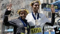 Atileetota Itoophiyaa Atsede Baysa, gama bitaati Lammii Birhaanuu maratoonii Boston dhiiraa fi dubralleen moohan,Ebla,18, 2016,Boston. 