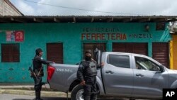 Dos oficiales de policía armados y con el rostro cubiertos en una de las calles de Jinotega, Nicaragua, donde han tomado el control. 