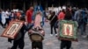 La peregrinación empieza días antes. Católicos mexicanos, cargando cuadros, camisetas y figuras de la virgen de Guadalupe, caminan hacia Basílica para celebrar, el 12 de diciembre, su día.