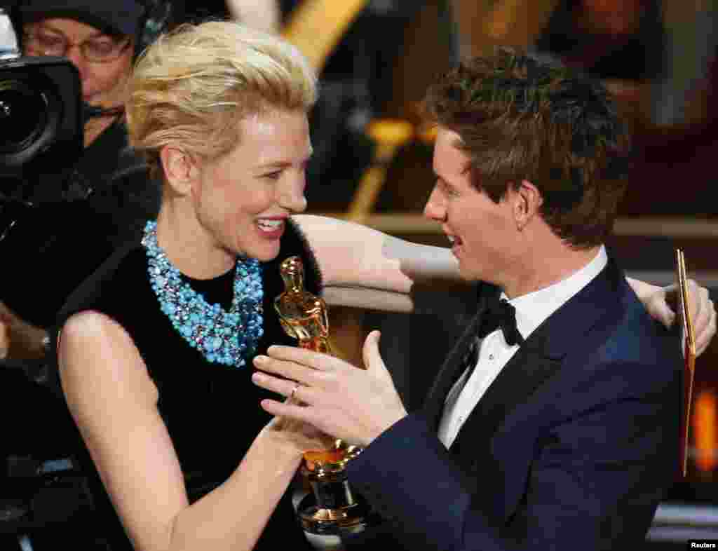 A actriz Cate Blanchett entrega o Oscar de Melhor Actor a Eddie Redmayne pelo seu papel em &quot;The Theory of Everything&quot;