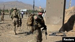 Tentara Amerika yang merupakan bagian dari pasukan bantuan keamanan NATO tiba di tempat serangan bunuh diri di Maidan Shar, ibukota provinsi Wardak, Afghanistan (8/9). 