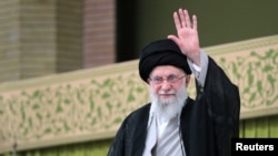 Pemimpin Tertinggi Iran Ayatollah Ali Khamenei melambaikan tangan saat bertemu dengan para mahasiswa di Teheran, Iran, 2 November 2024. (Foto: WANA via Reuters)