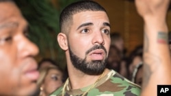 Drake (tengah), bintang rap asal Kanada (foto: dok). 