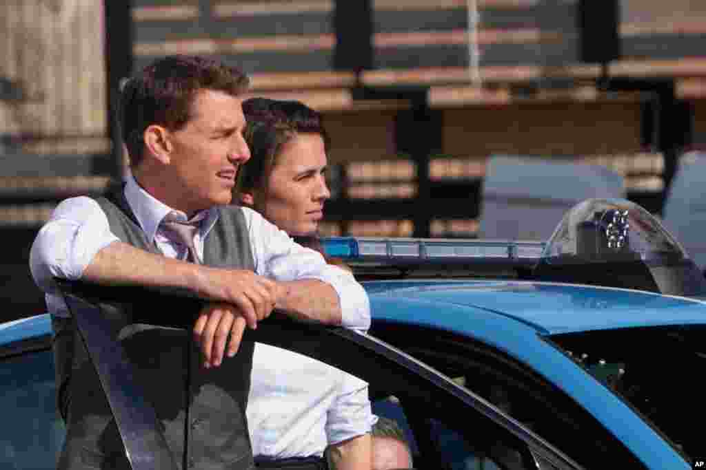 تام کروز در کنار هایلی اتول بازیگر بریتانیایی در پلنی از فیلم جدید &#171;ماموریت غیرممکن ۷&#187; که در رم ایتالیا فیلمبرداری می‌شود. 