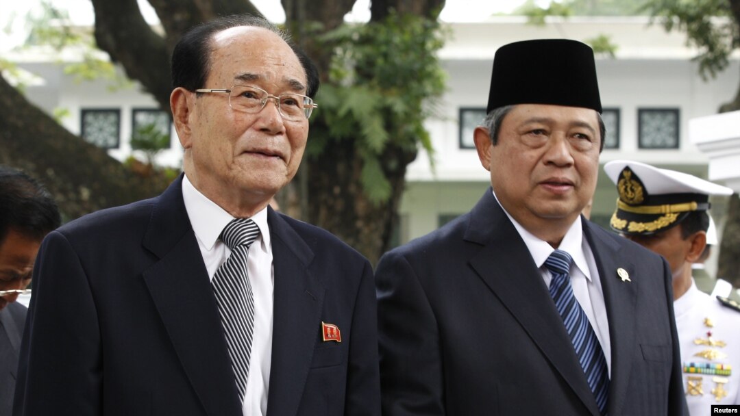 Kim Yong-nam, left, North Korea's president of the Presidium of the Supreme People's Assembly, and Indonesian President Susilo Bambang Yudhoyono walk to a greeting ceremony at the Merdeka Palace, Jakarta, May 15, 2012.